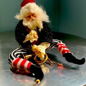 Mark roberts larger elf with horn! 🎄 Christmas elf piece in excellent shape.